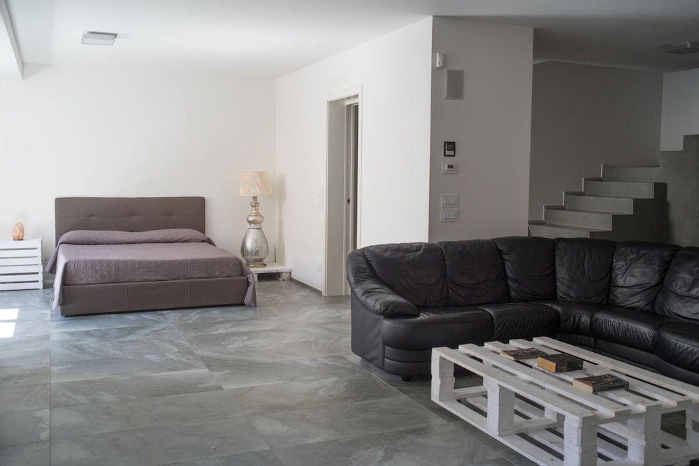 Deluxe Double Room (White MInd)