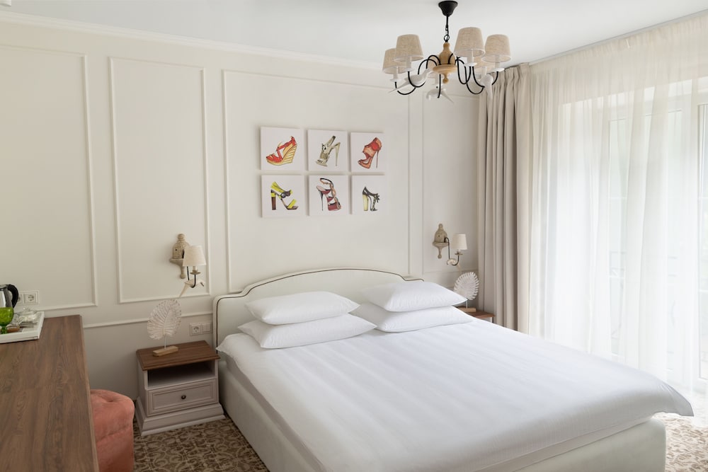 Luxury Suite, 1 Bedroom, Non Smoking, Courtyard View