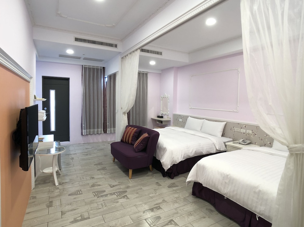 Romantic Quadruple Room (506)