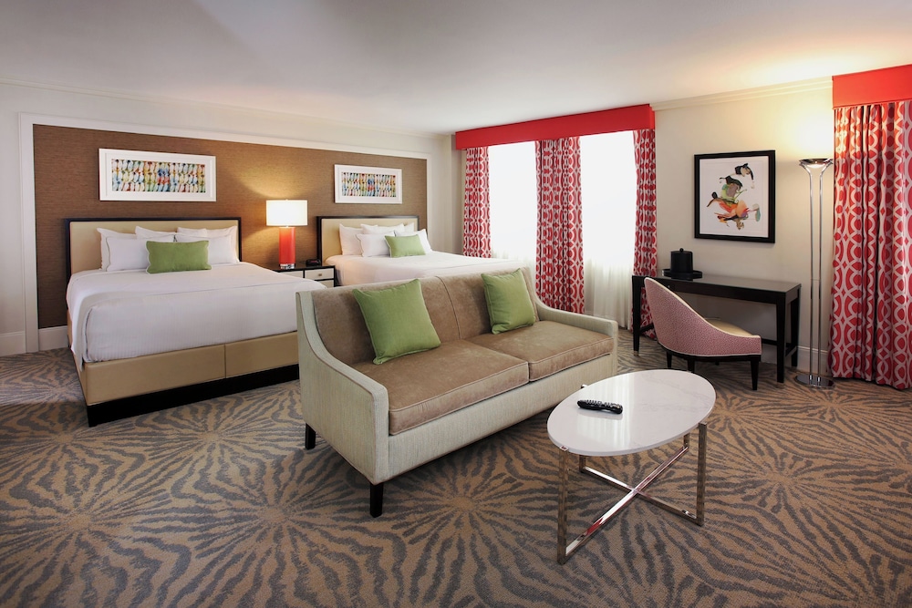 Suite, 2 Queen Beds, Smoking
