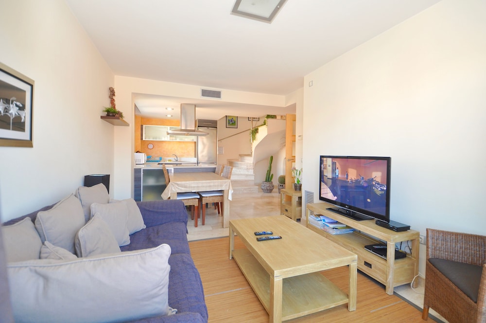 Family Duplex, 3 Bedrooms, 2 Bathrooms, Beachside