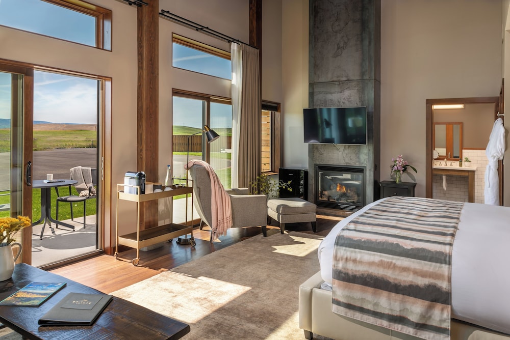 Panoramic Studio Suite, 1 King Bed, Patio, Mountain View