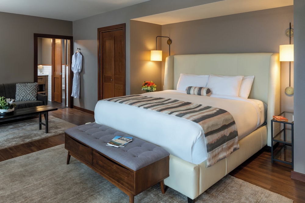 Signature Studio Suite, 1 King Bed, Patio, Mountain View
