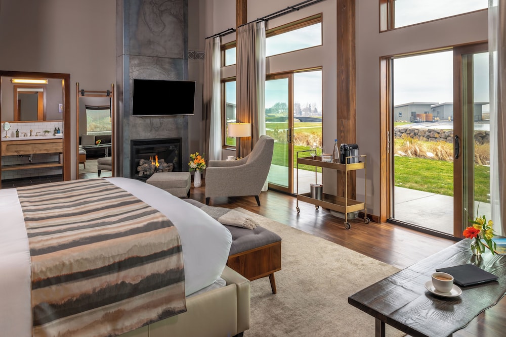 Panoramic Studio Suite, 1 King Bed, Patio, Lake View
