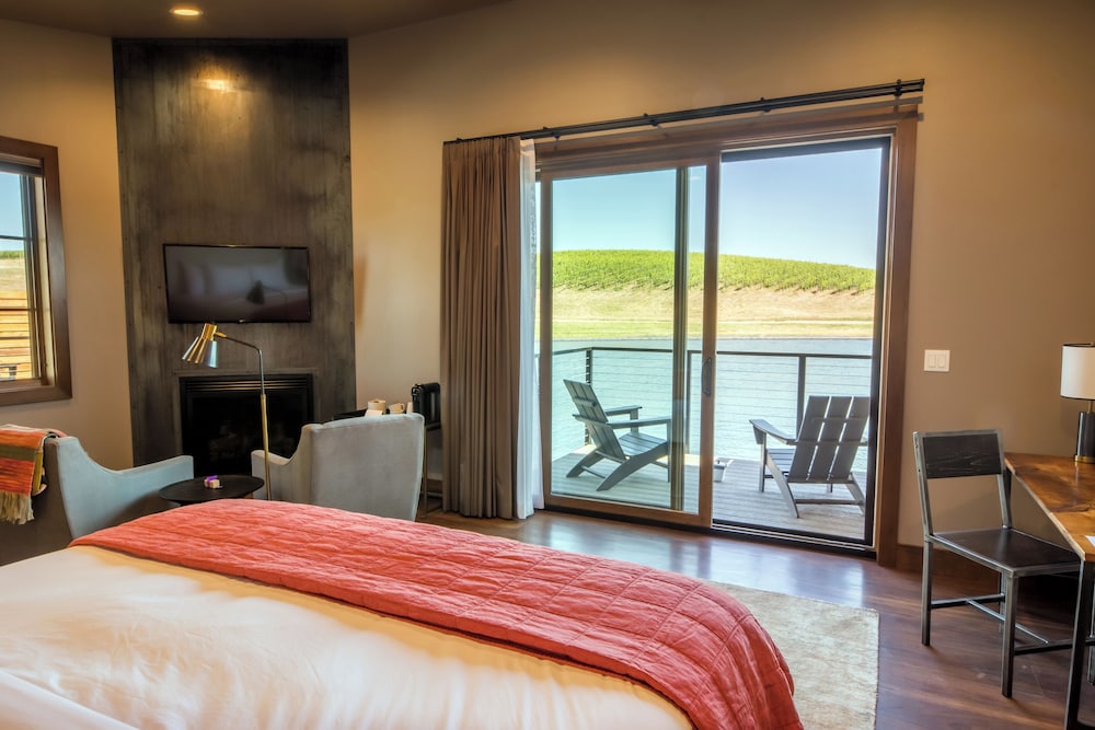 Signature Bungalow, 1 King Bed, Terrace, Lake View (No Pets)
