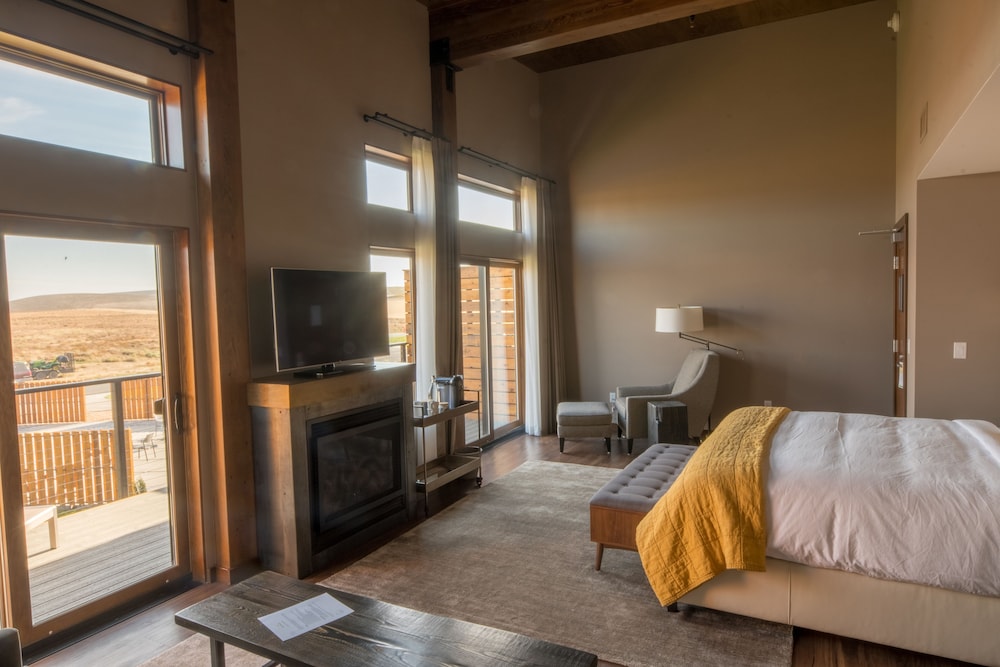 Deluxe Suite, 1 King Bed, Patio, Mountain View (No Pets)