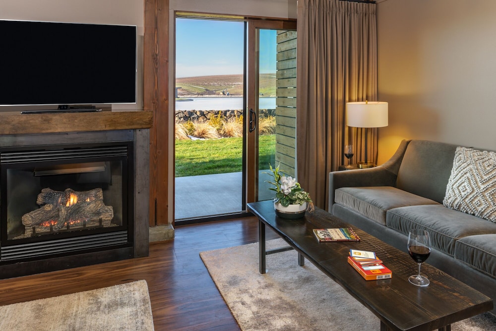 Superior Studio Suite, 1 King Bed, Patio, Lake View