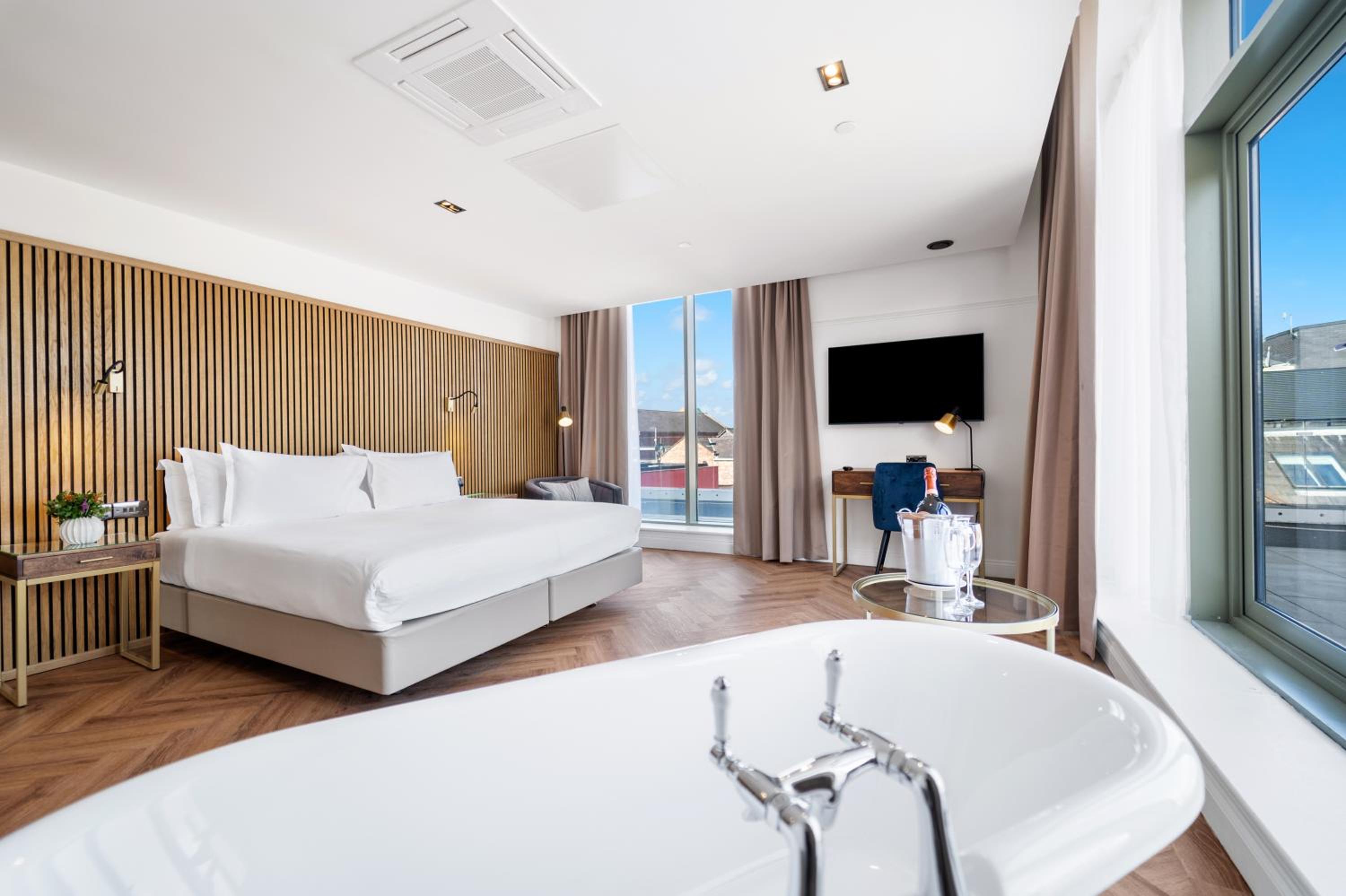One-Bedroom Penthouse Suite with Double Bed and Terrace - City View