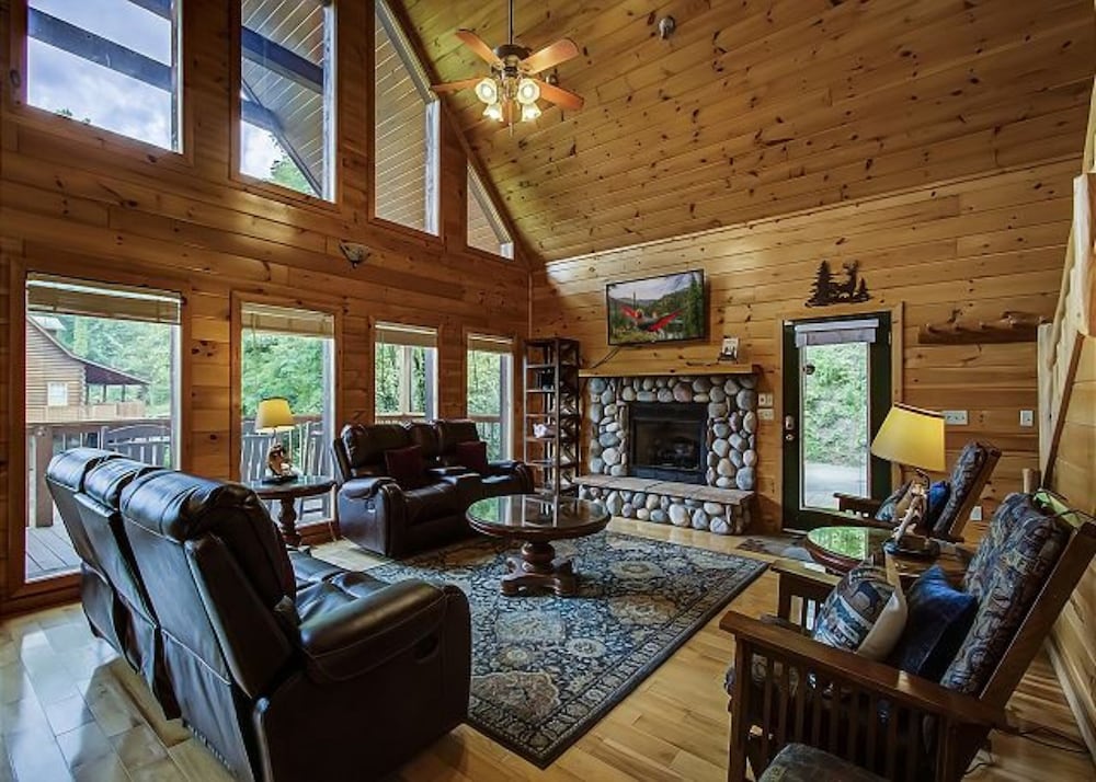House, Multiple Beds (Hillbilly Hilton #525)