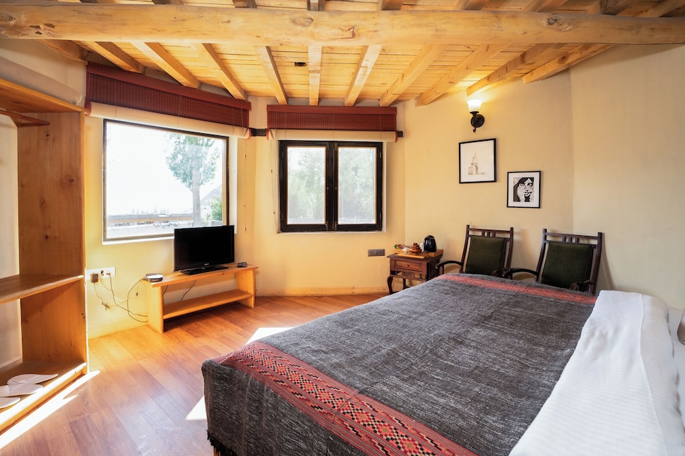 Basic Room, 6 Bedrooms, Bathtub, Garden View