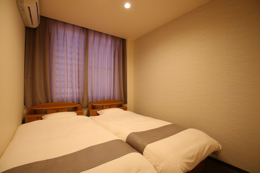 Small Twin Room with City View, 305 (Check in time from 3pm - 10pm)