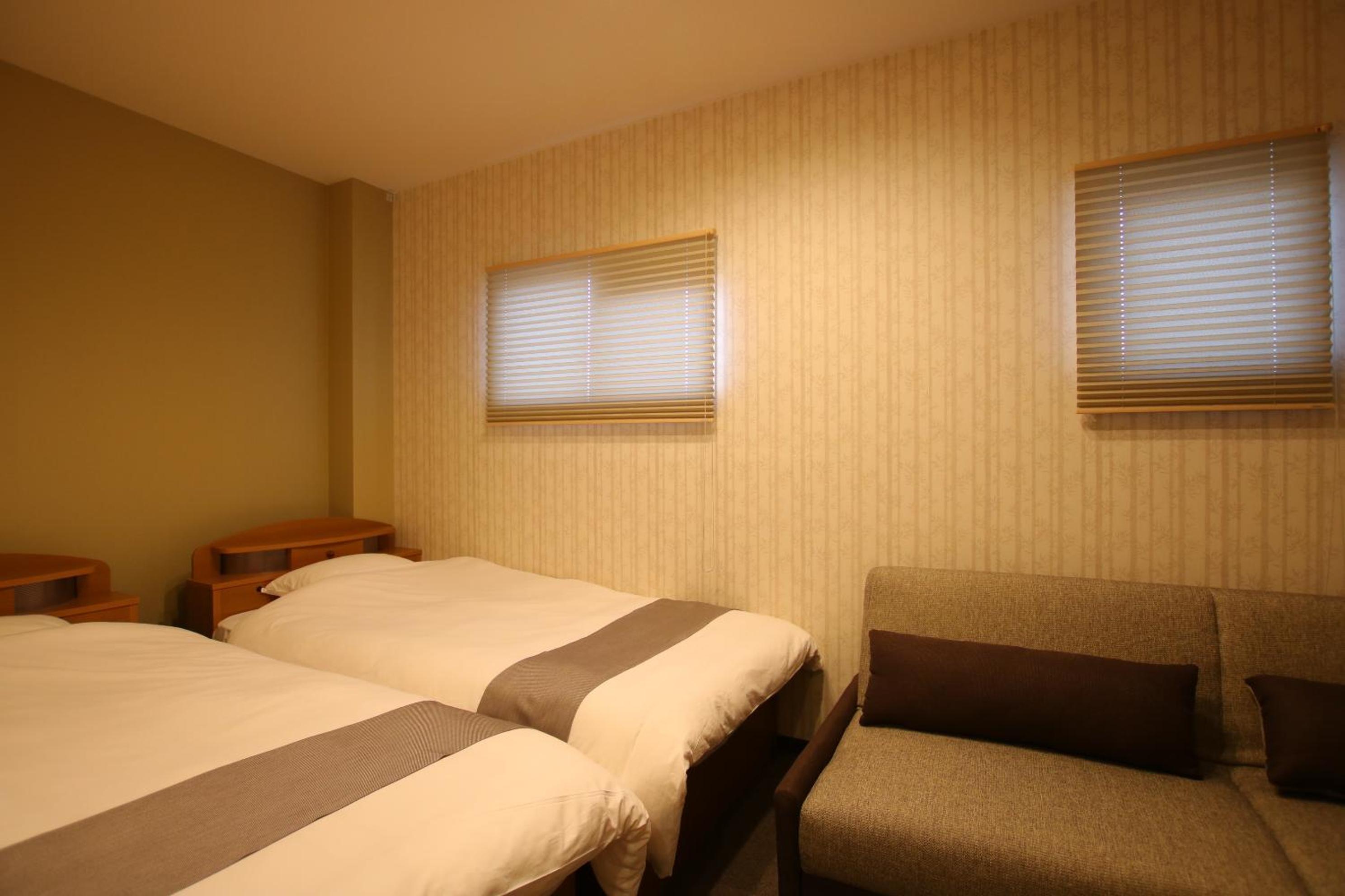 Twin Room With Extra Bed And Shared Bathroom 201