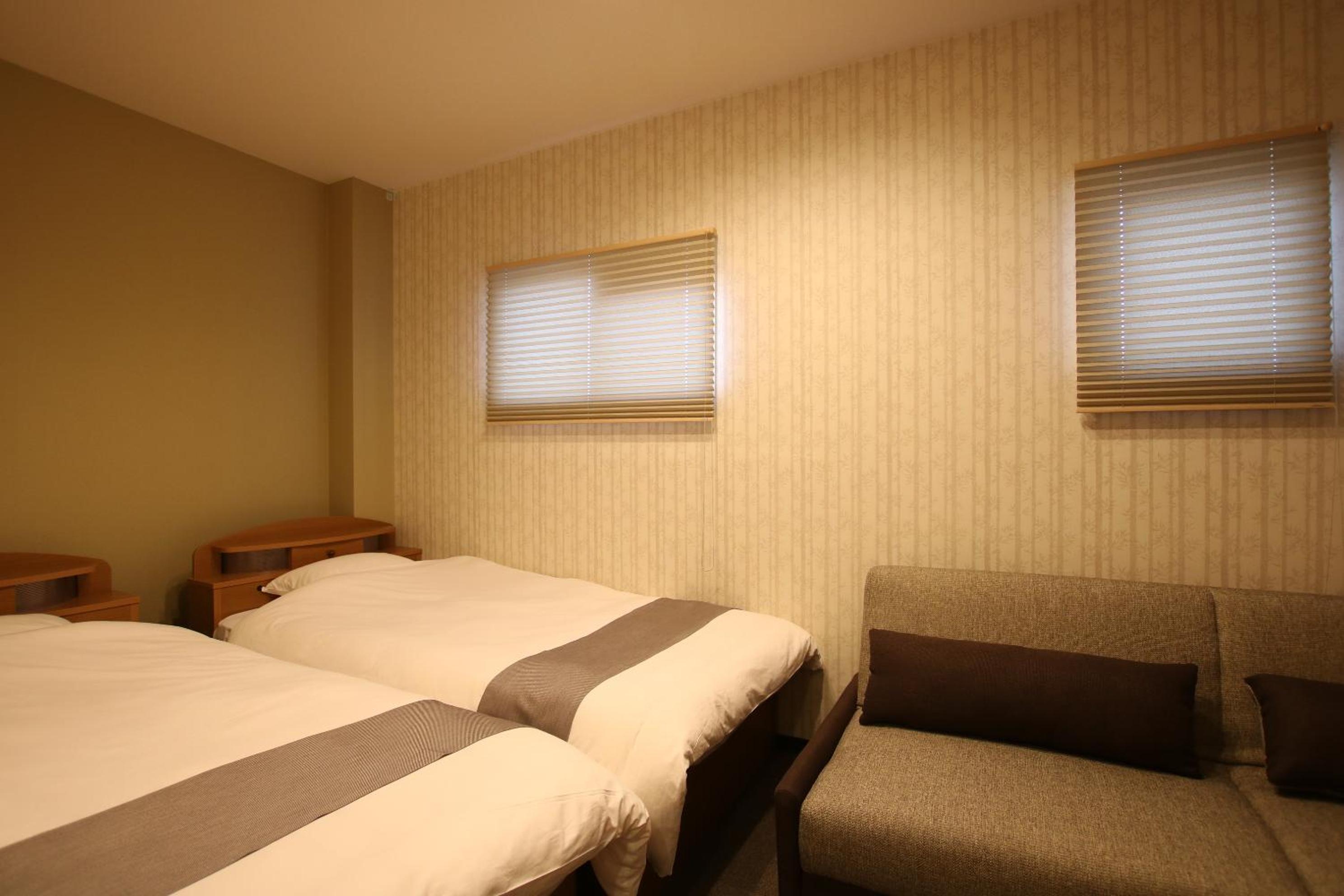 Twin Room With Extra Bed And Shared Bathroom 301