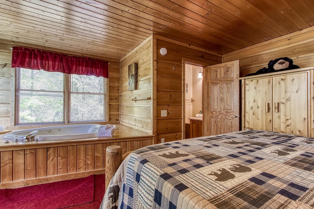 House, 1 King Bed (Always Misbehavin #1412)