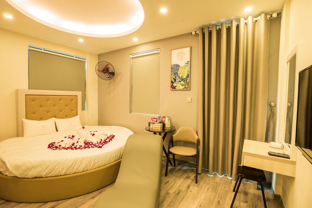 Family Suite, 1 King Bed, Non Smoking, City View