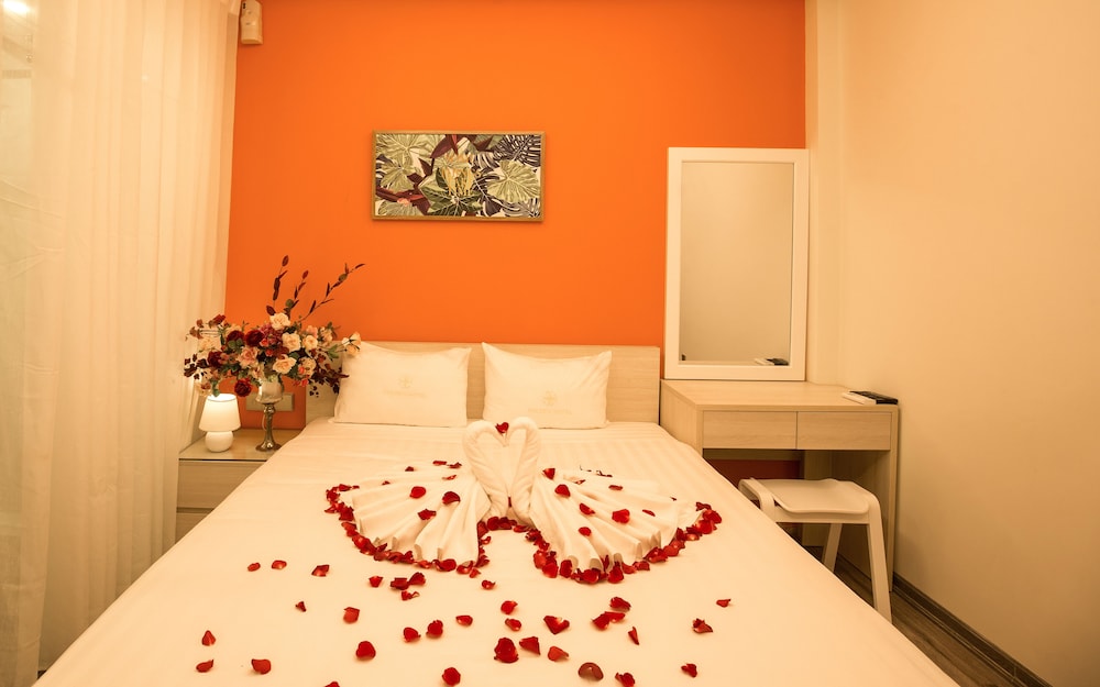 Basic Single Room, 1 Queen Bed, Non Smoking, Courtyard View