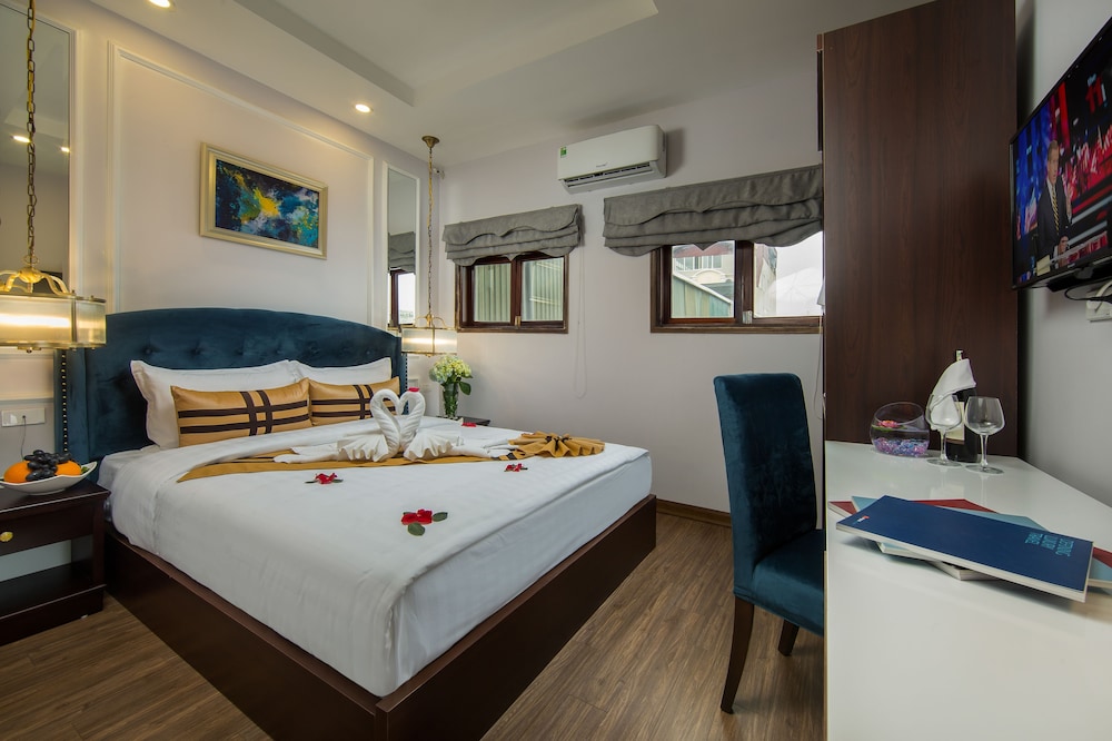 Honeymoon Room, City View