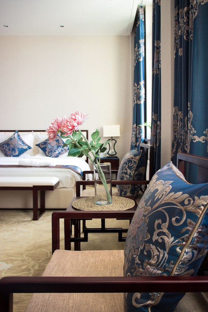 Junior Suite, 1 King Bed, Accessible