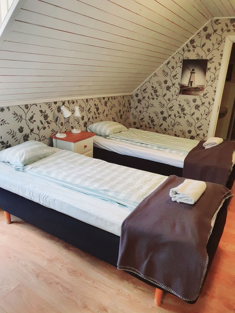 Basic Twin Room, Ensuite, Garden View (Svanen)