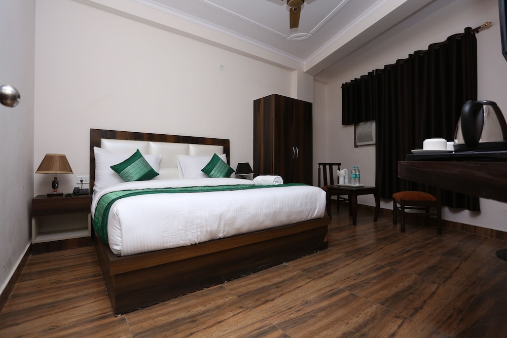 Deluxe Double Room, 1 King Bed, Smoking, City View