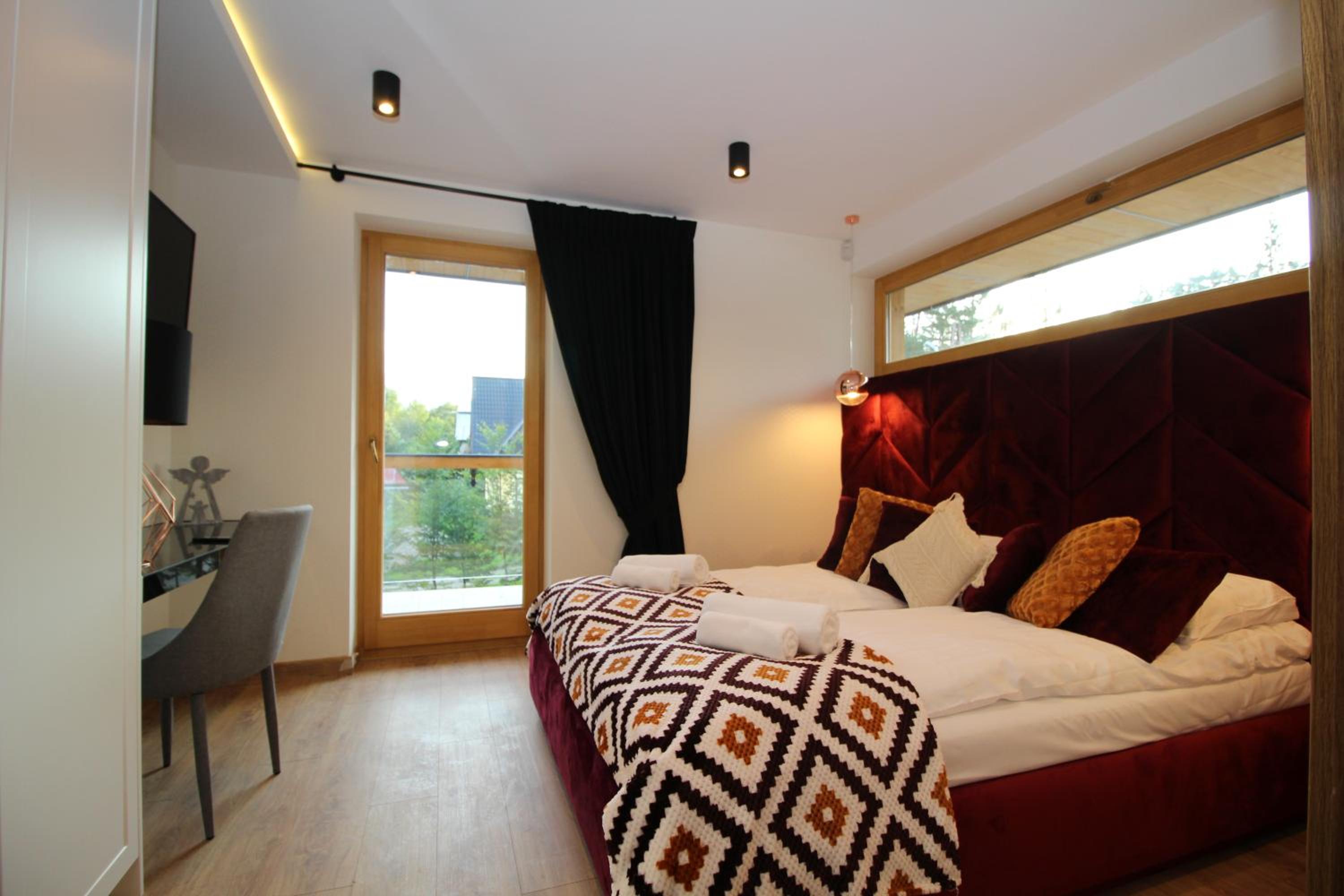 One-Bedroom Apartment with Mountain View