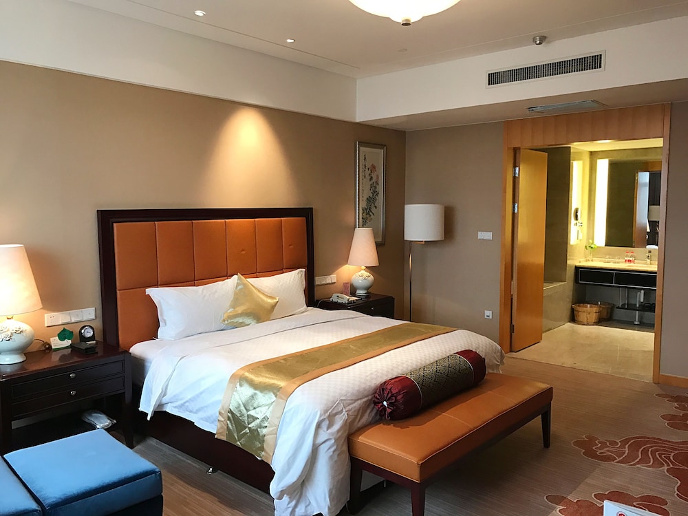 Deluxe Suite with Lake View