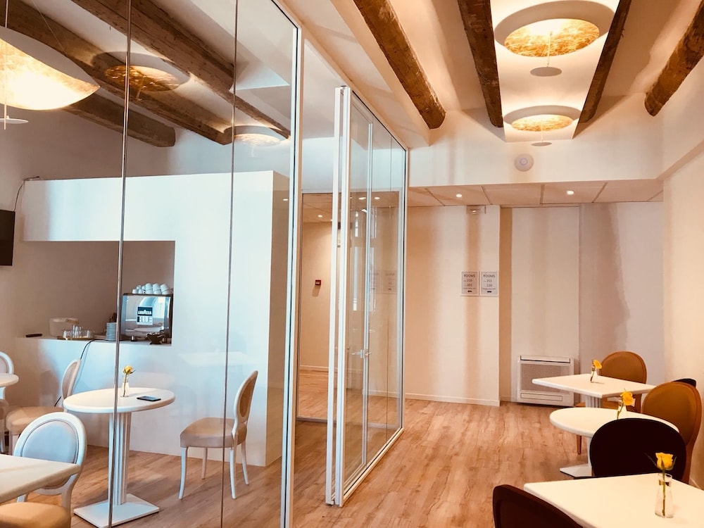 Deluxe Triple Room, City View