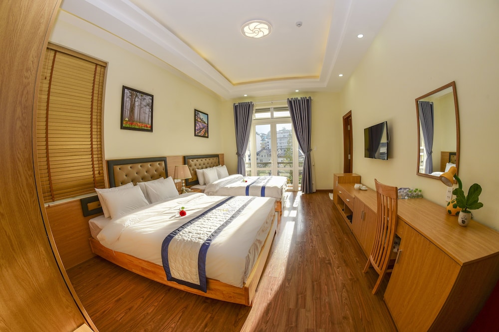 Quadruple Room, Balcony (205)