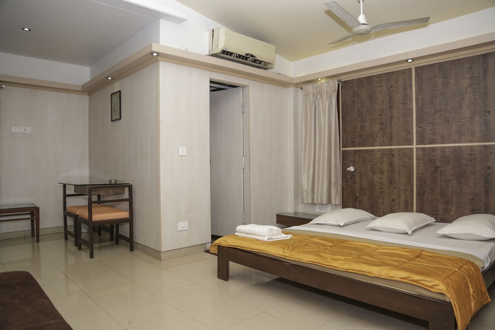 Deluxe Cottage, 1 King Bed, Smoking, Garden View