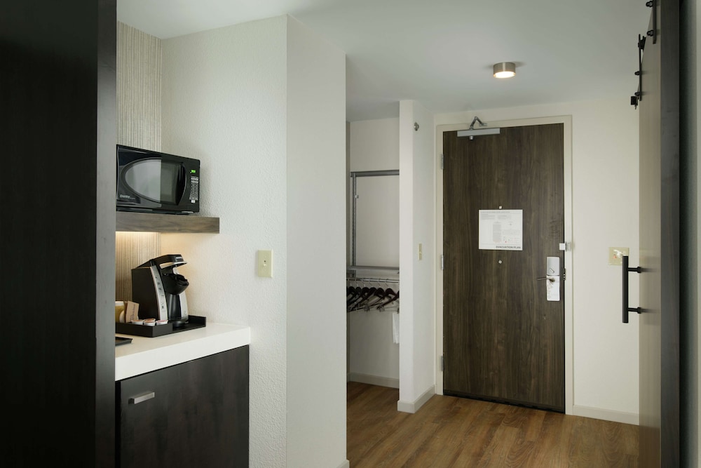 Deluxe Room, 2 Queen Beds, Accessible, Bathtub