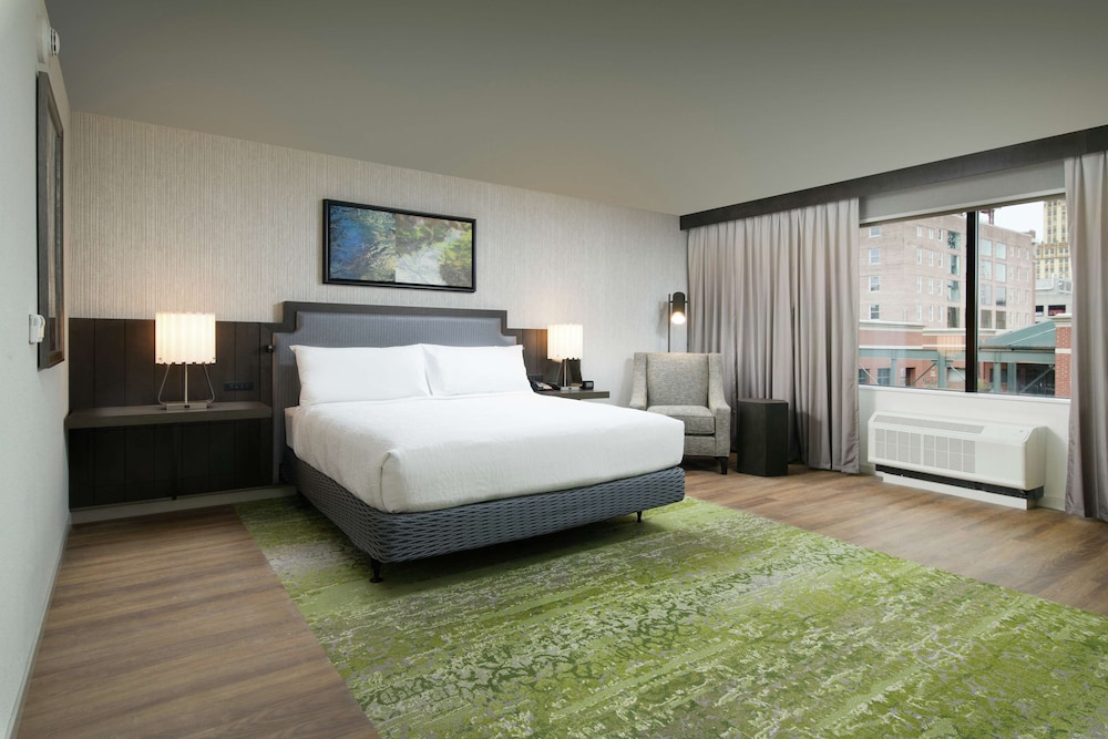Deluxe Room, 1 King Bed, Accessible, Bathtub