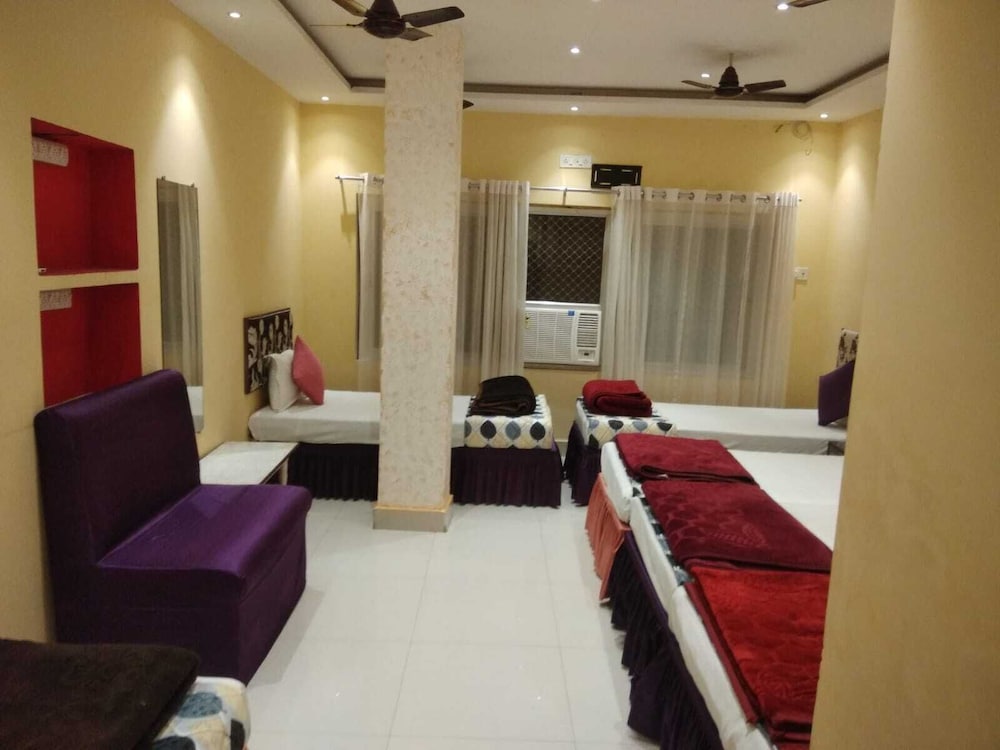 Family Room, 6 Bedrooms
