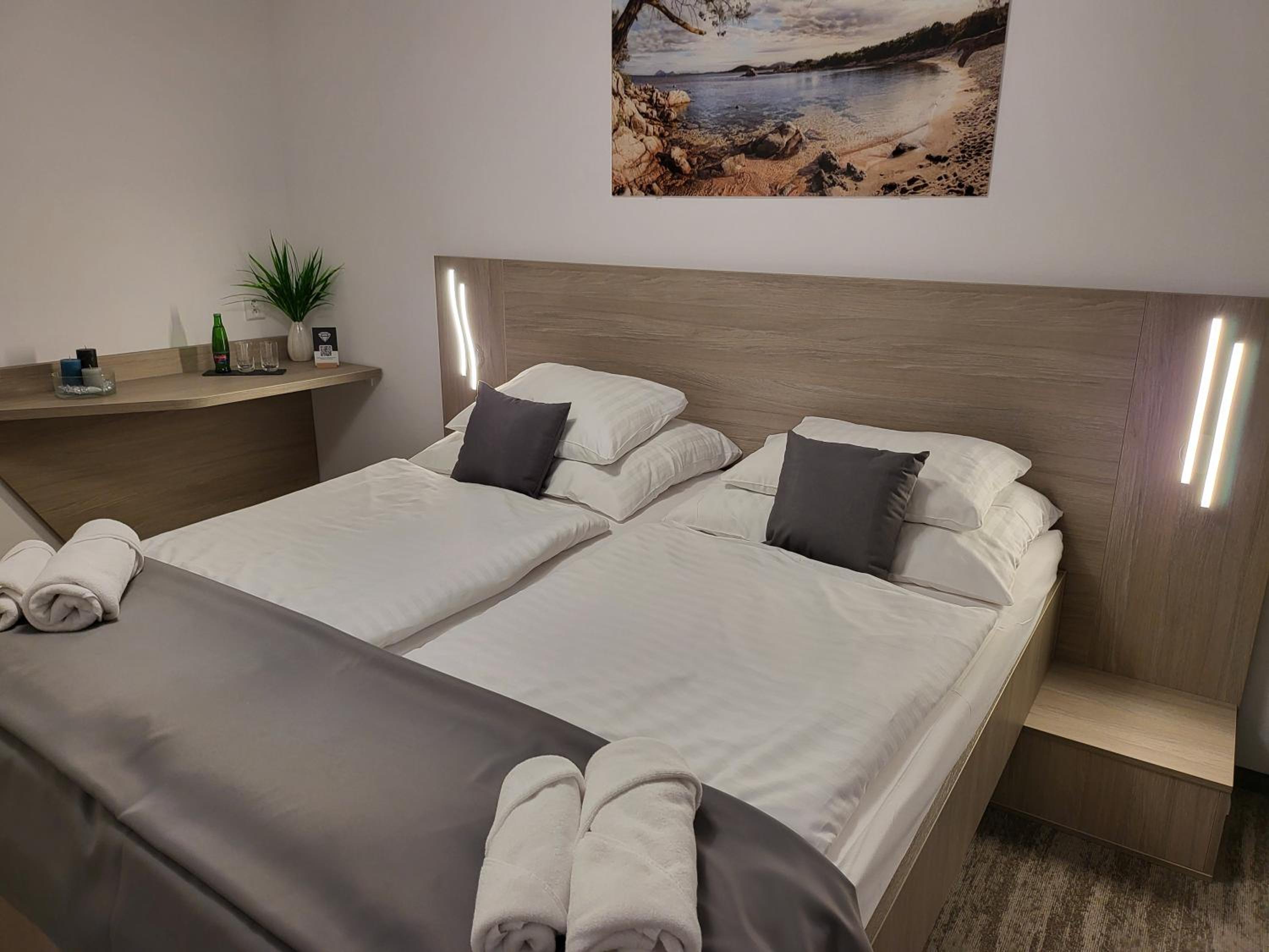Deluxe Queen Suite