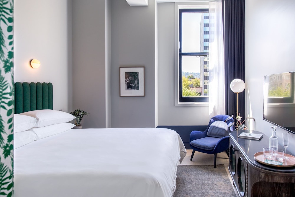 Superior Room, 1 King Bed, City View