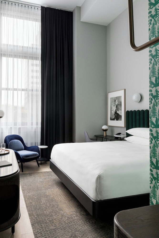 Deluxe Room, 1 King Bed, City View
