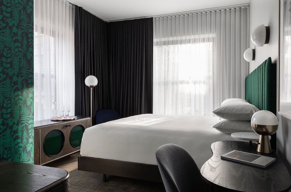 Deluxe Room, 1 King Bed, City View, Corner