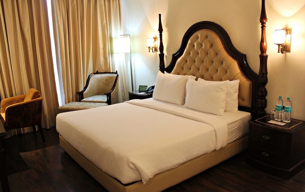 Basic Suite, 1 King Bed, Accessible