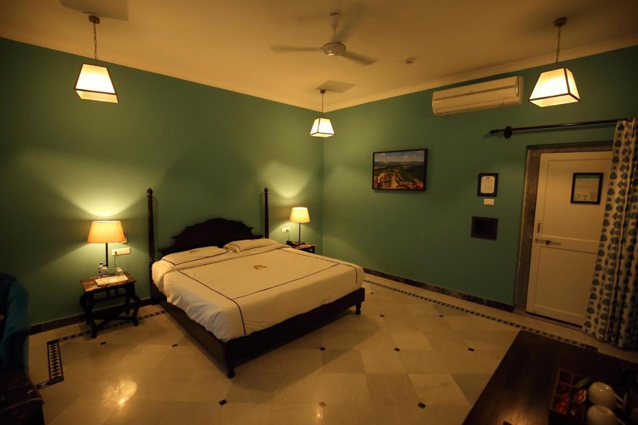 Suite: 15% off on Food, 10 % off on Laundry Service