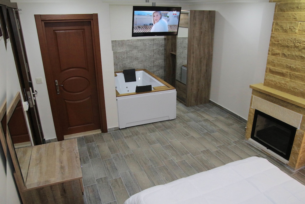 Suite with Jet Tub and Fireplace, Pool View