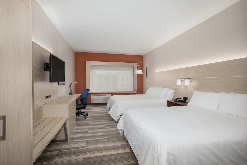 Suite, 2 Queen Beds, Accessible (Mobility Tub)