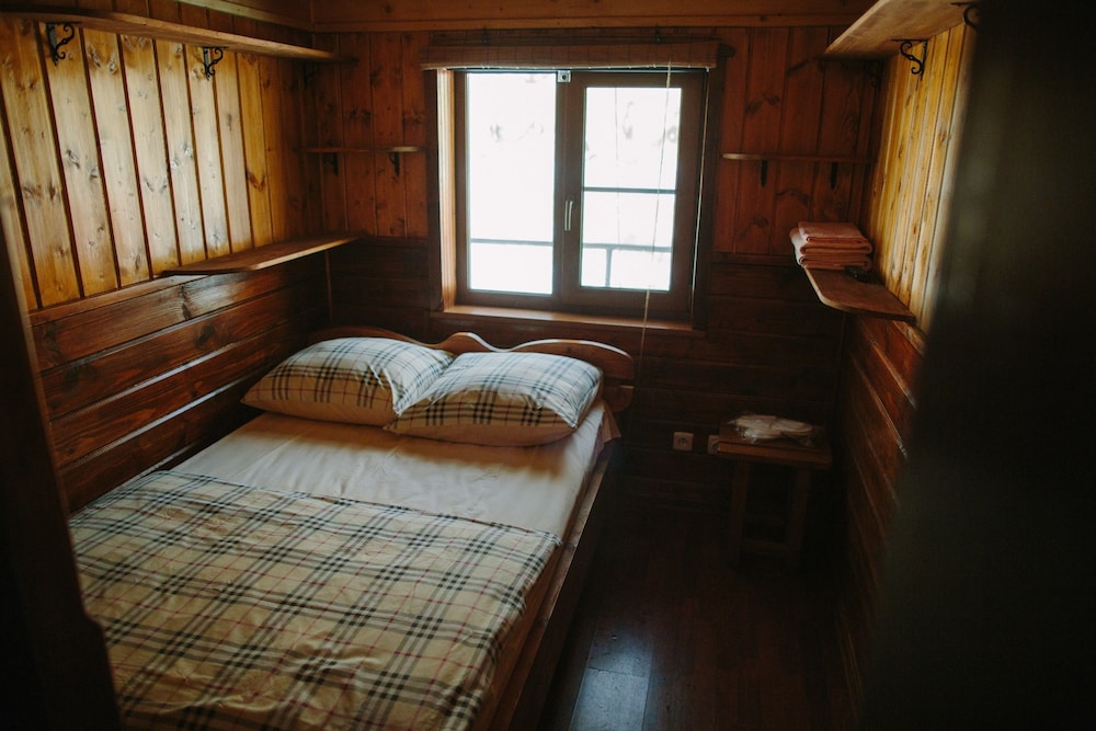 Economy Twin Room, Shared Bathroom