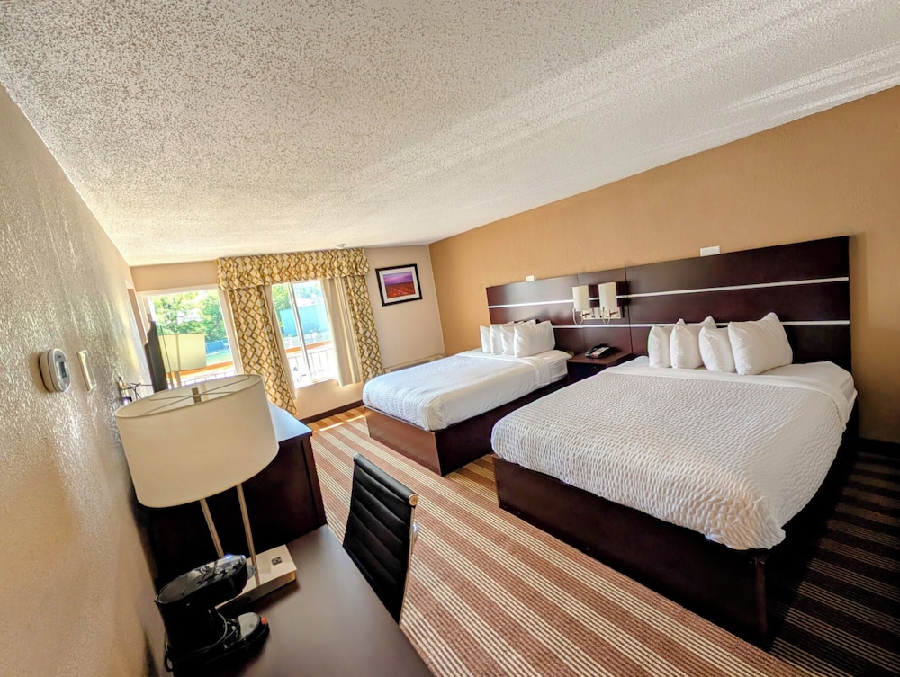 Deluxe Double Room, 2 Queen Beds, Non Smoking, Mountain View