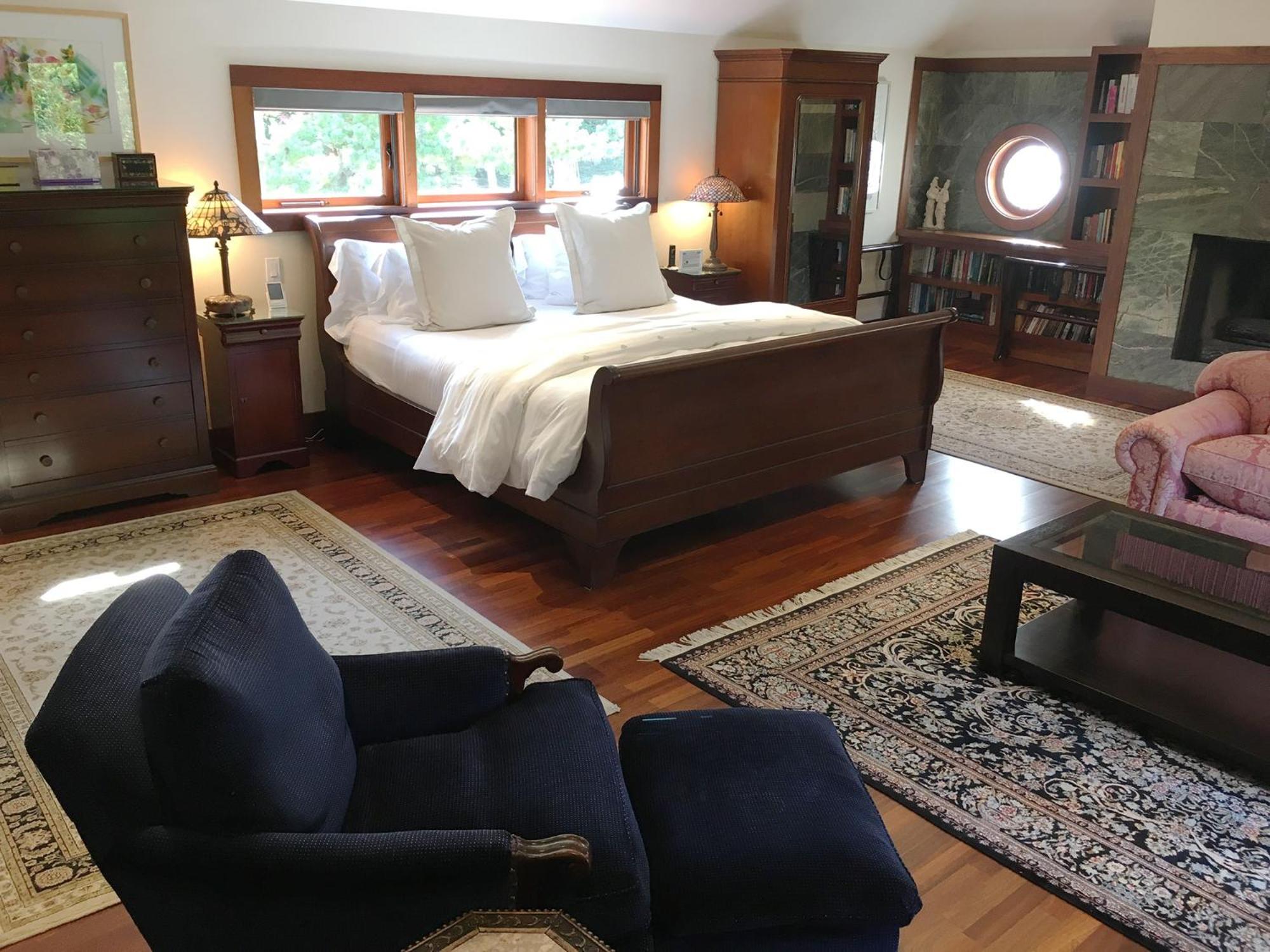 Deluxe King Suite
