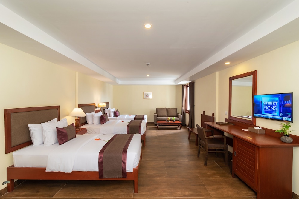 Deluxe Triple Room, Bathtub, Balcony