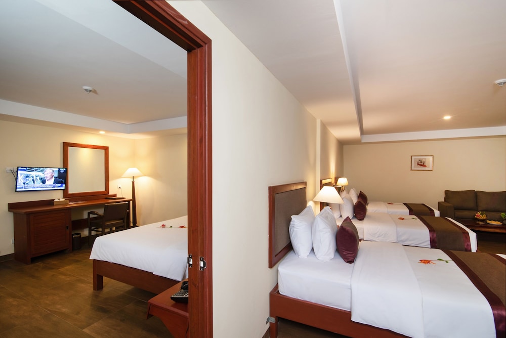 Family Suite, Connecting Rooms, Bathtub