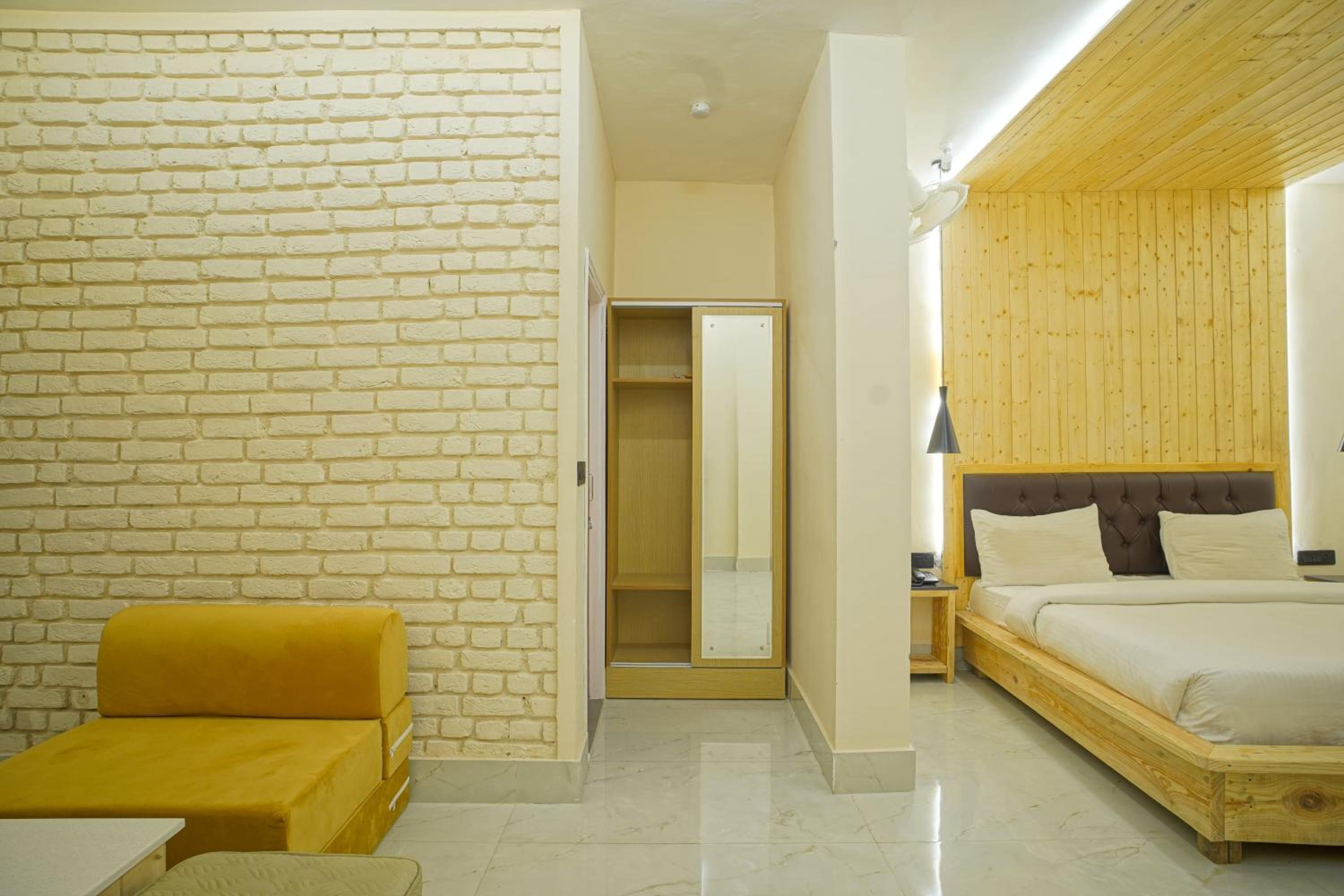 Courtyard View Suite
