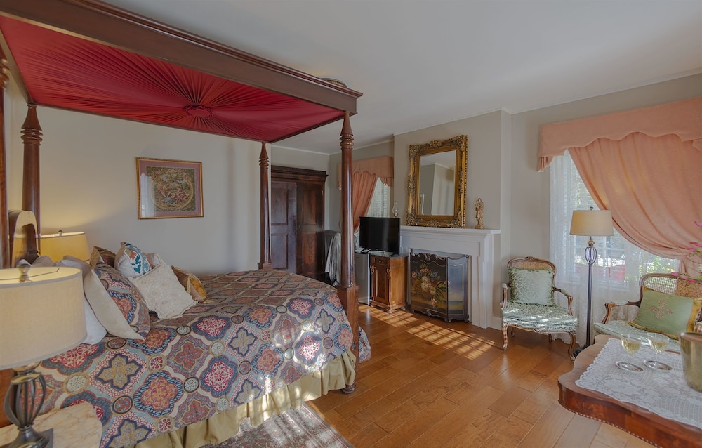 Suite, 1 Queen Bed, Non Smoking (Poolside Guestroom)