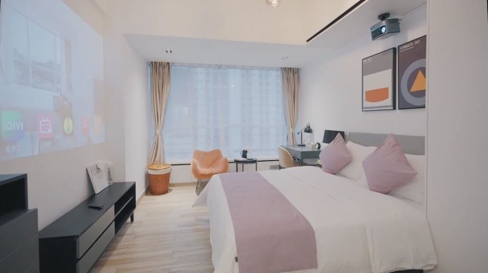 Media Room, 1 Queen Bed, City