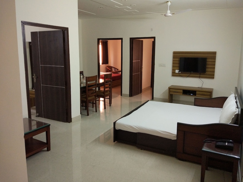 Luxury Triple Room, 3 Bedrooms, Accessible, City View