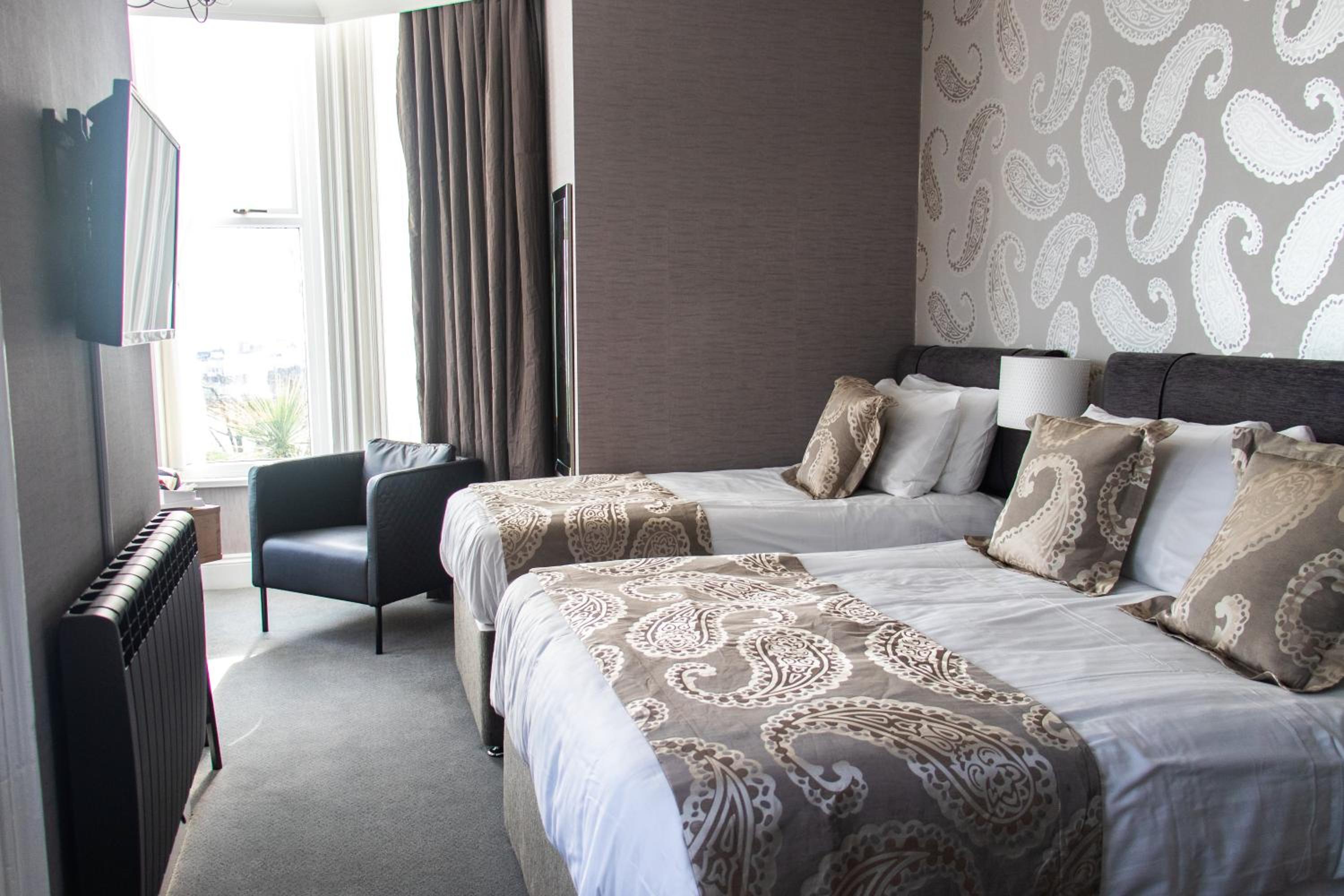 Family room (sleeps 3)